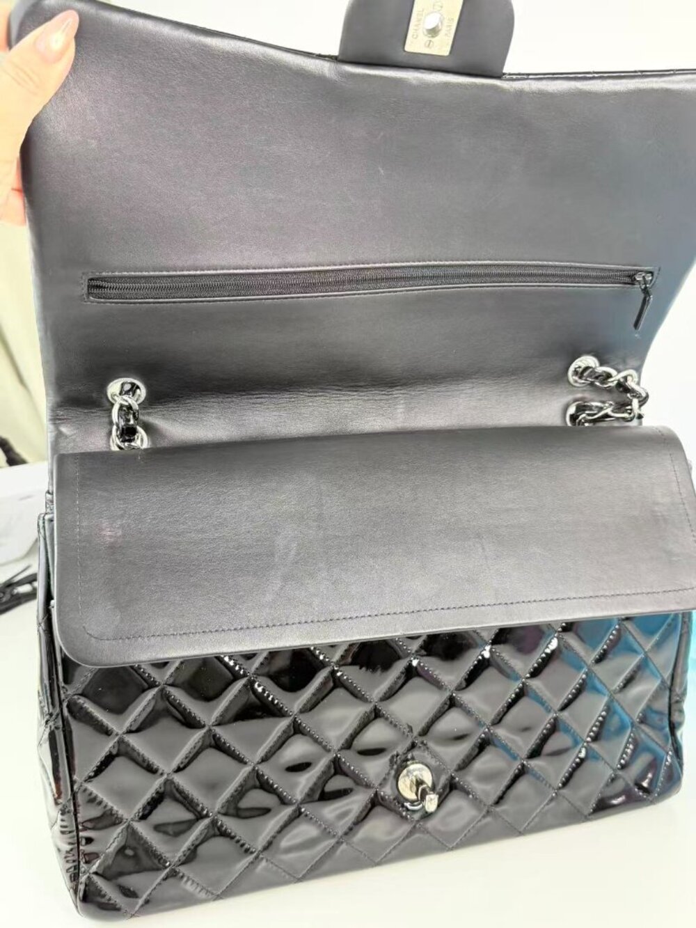 Channel classic flag shoulder bag - Picture 12 of 14